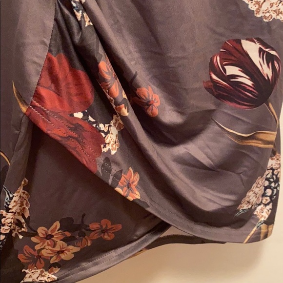 Fitted floral dress - Picture 2 of 2